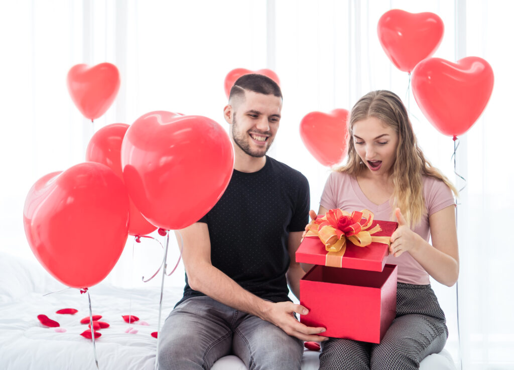 chica sorprendida regalo San Valentín