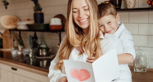 Frases para el Día de la Madre y dedicatorias para emocionar a mamá en su día