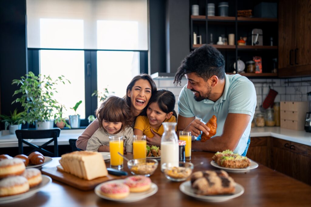 familia comiendo en el Día de la Madre