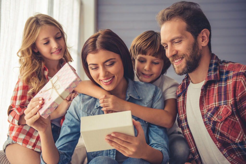 mamá contenta con regalo Día de la Madre