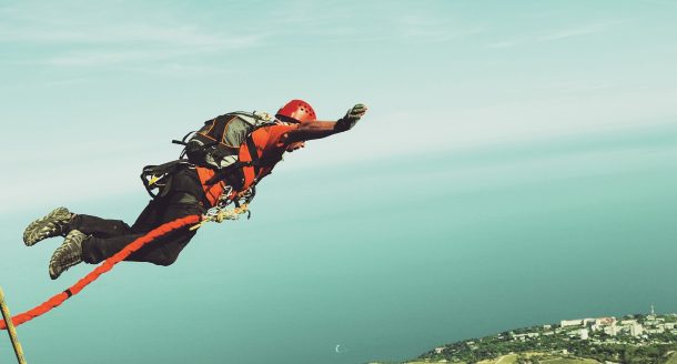 Faîtes-vous peur à Halloween : testez le saut à l’élastique !