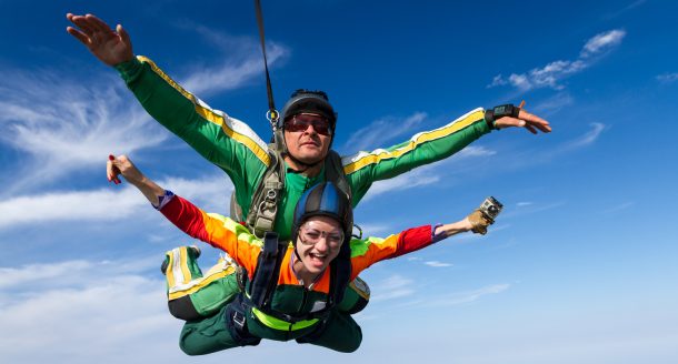 En quête d’émotions fortes ? Tentez le saut en parachute !