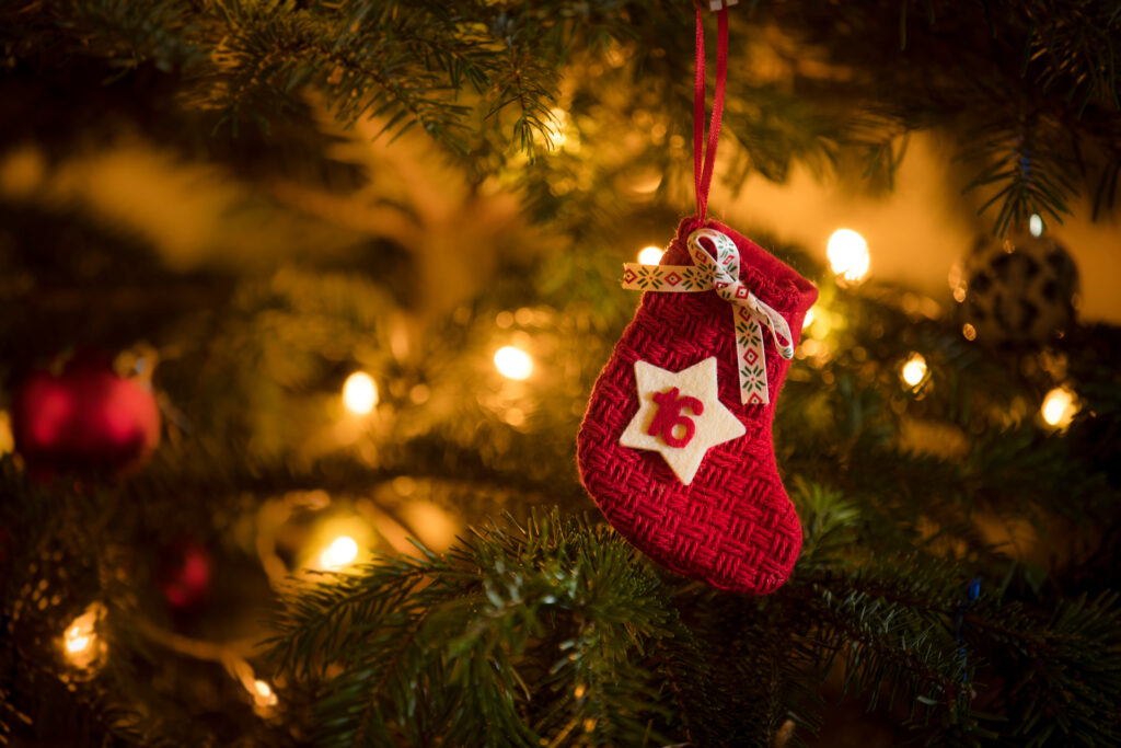 Chaussette calendrier de l'Avent dans sapin de Noël