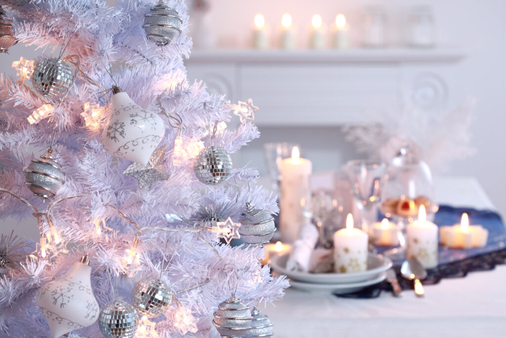 Sapin de Noël tout en blanc