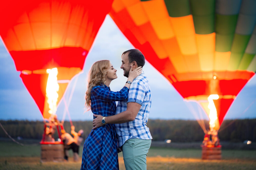 Un couple romantique s'enlace dans une prairie