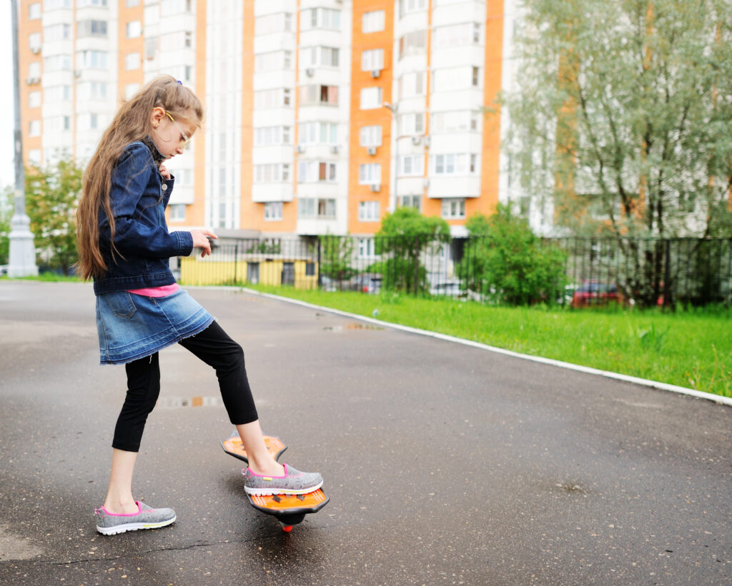 Jeune fille faisant du waveboard