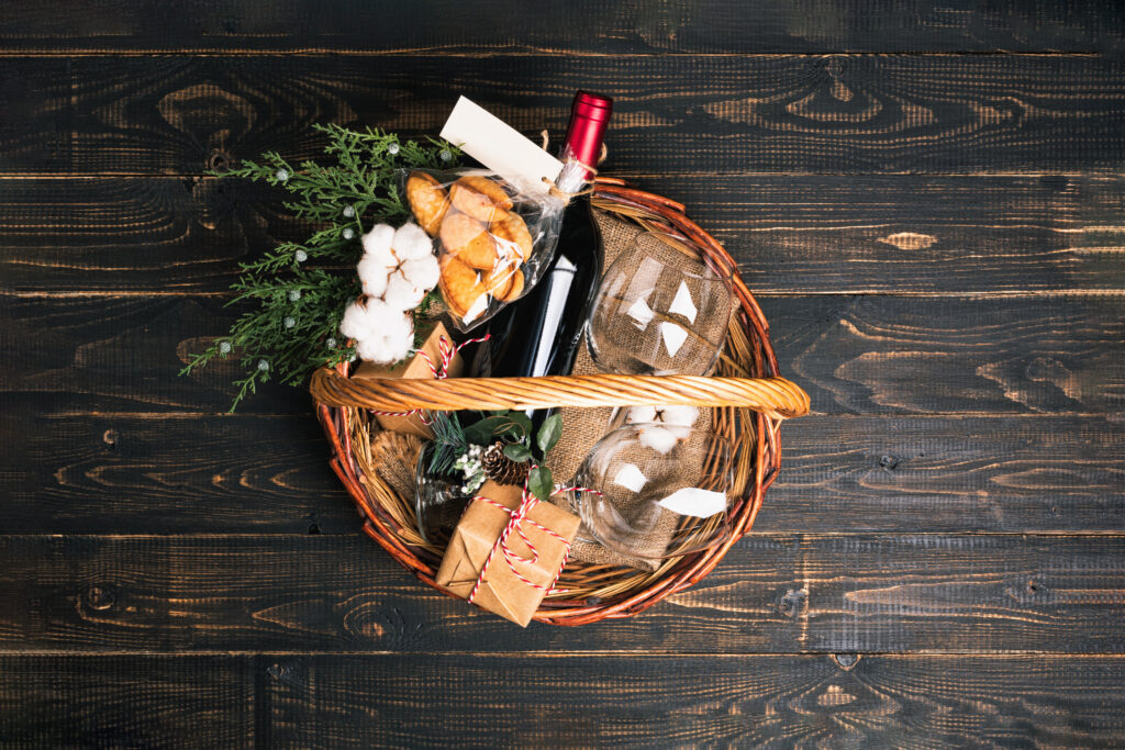 Panier rempli de biscuits et d’une bouteille de vin