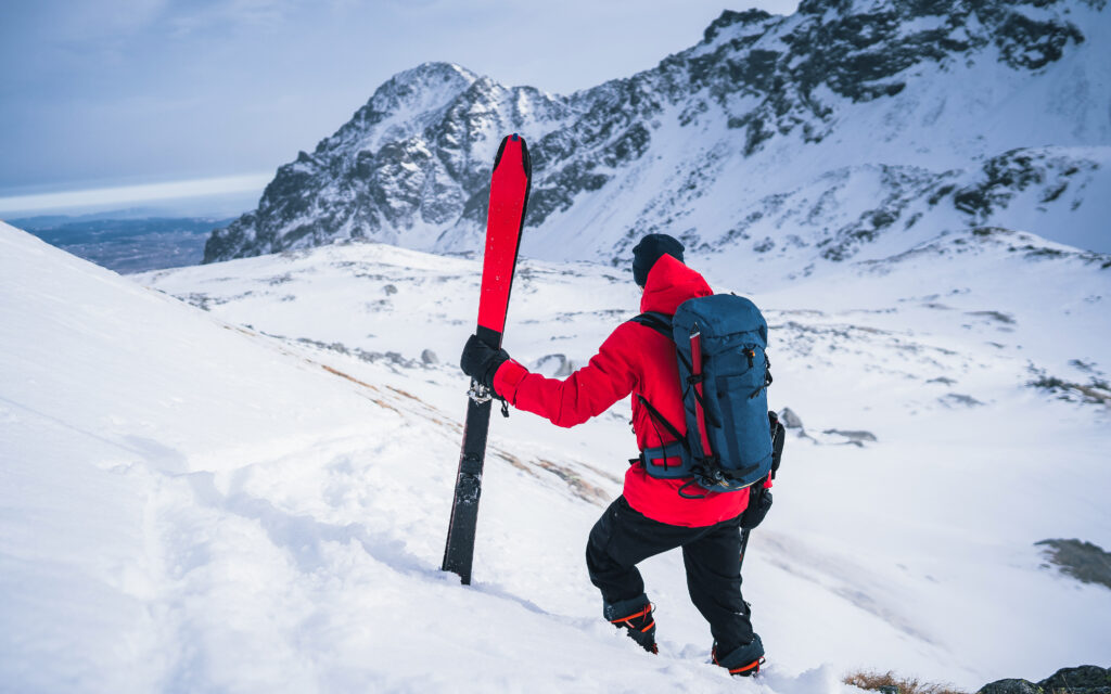 portif avec des skis en montagne