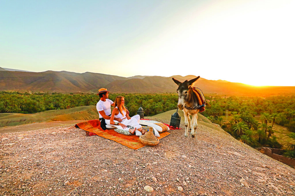 Couple devant un coucher de soleil au Maroc