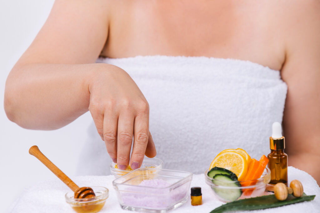 Mains d’une femme qui fabrique un produit de beauté