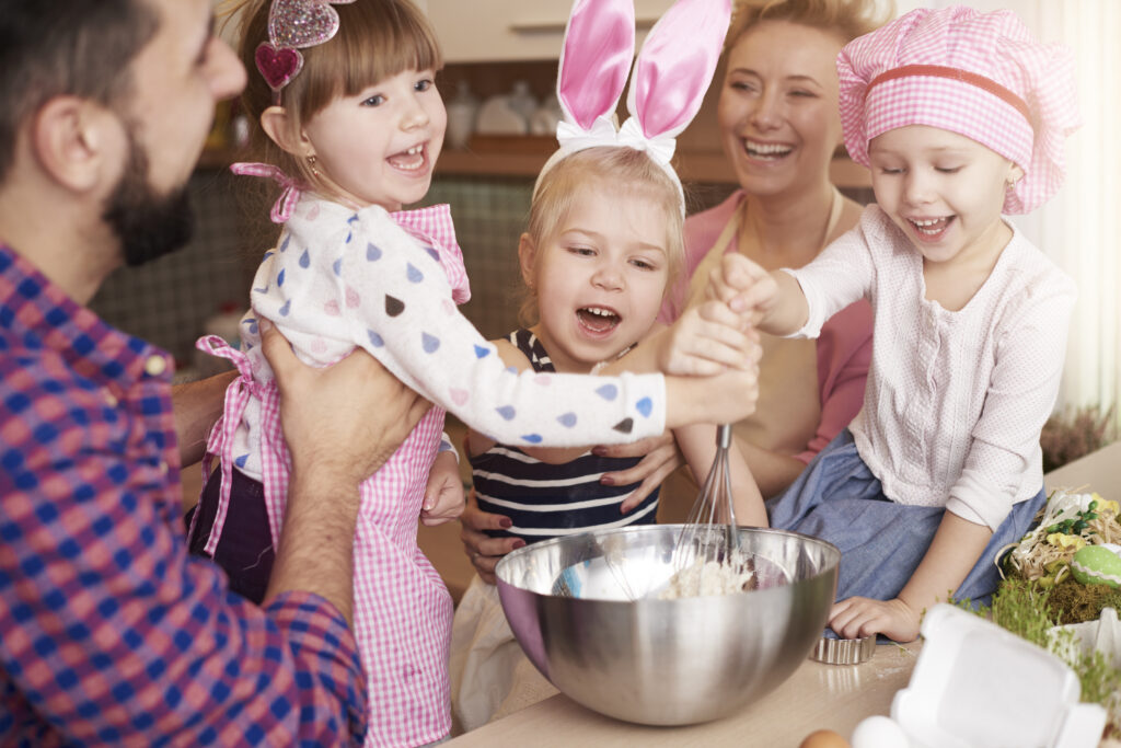 Famille cuisinant une recette de Pâques