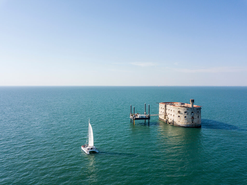 Vue aérienne sur le fort Boyard et un catamaran