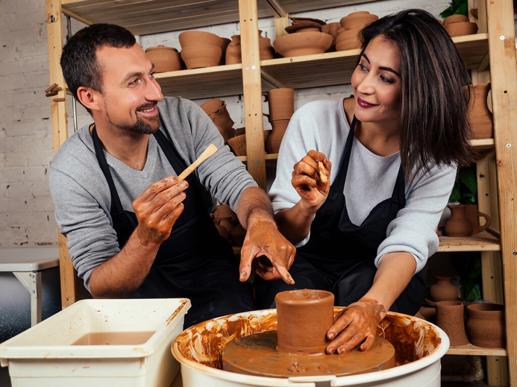 Couple à un atelier de poterie