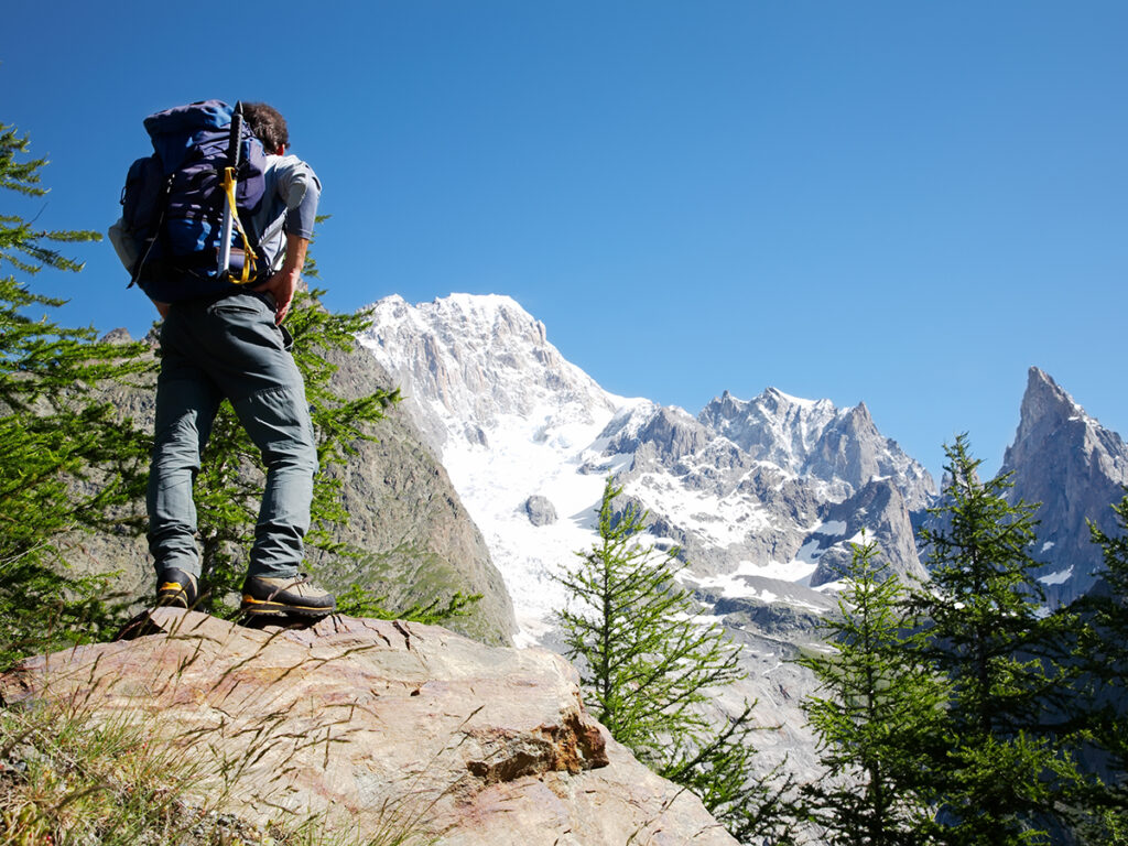 Randonneur face au Mont Blanc en été