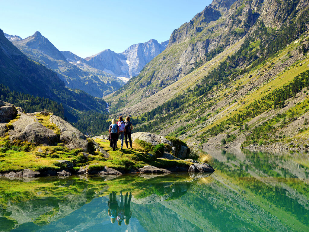 Randonneurs près d’un lac des Pyrénées en été