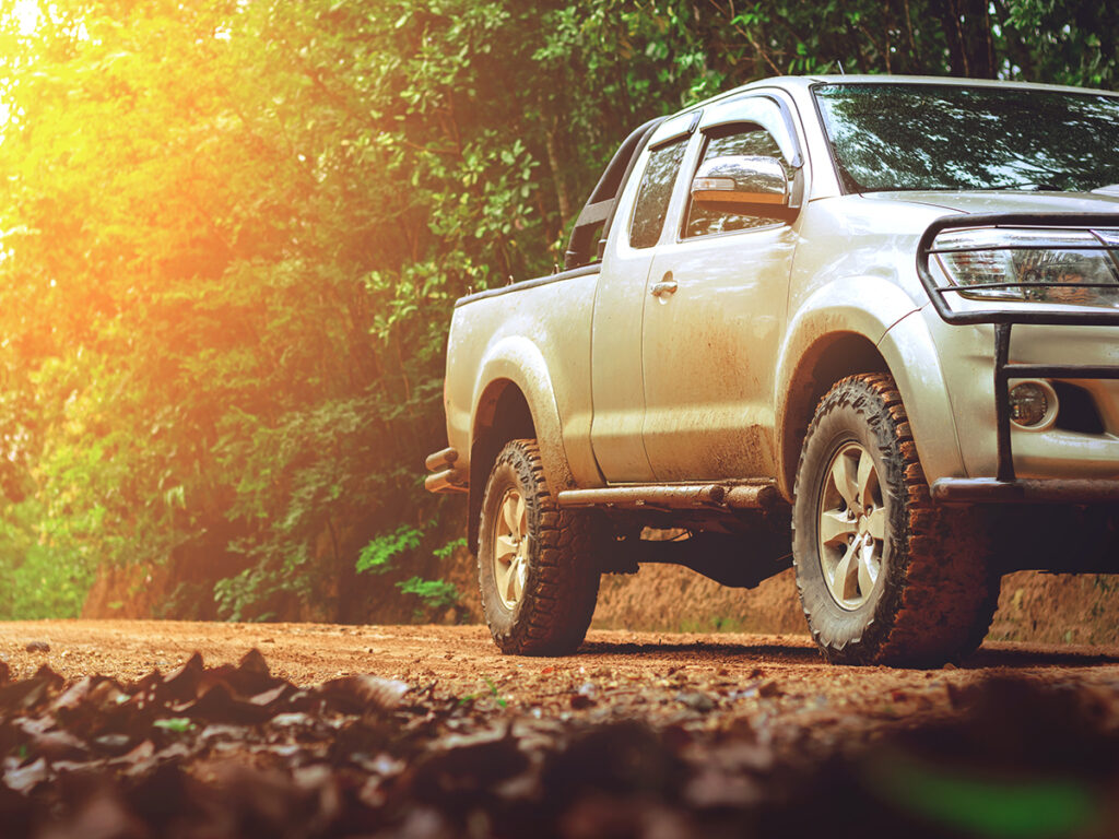 Véhicule 4x4 sur un chemin dans la forêt