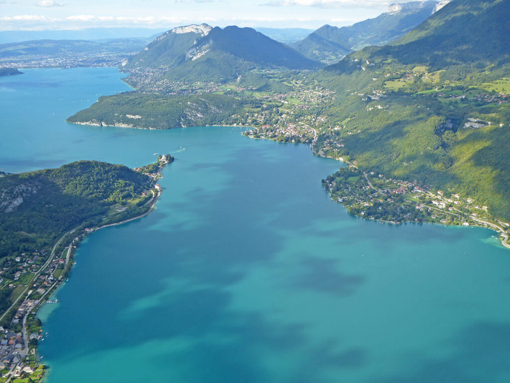 Vue aérienne du lac d'Annecy