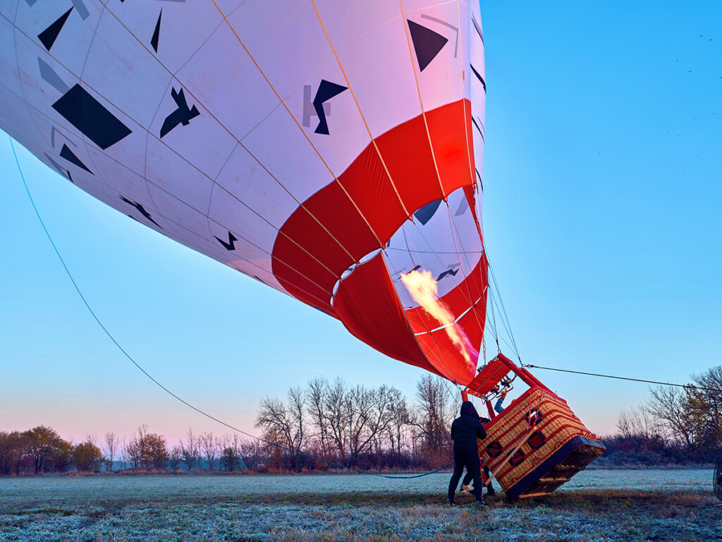 Gonflage du ballon de la montgolfière avant le décollage