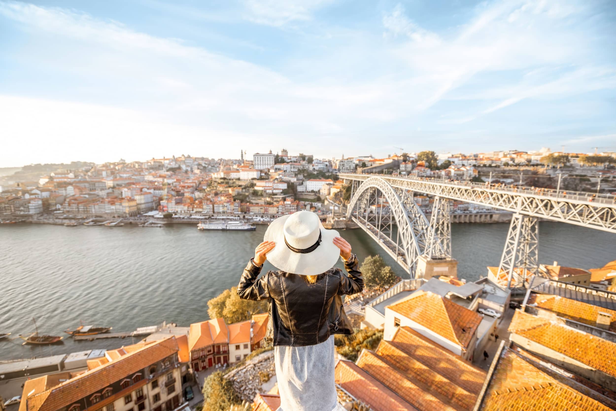 femme en voyage à Porto