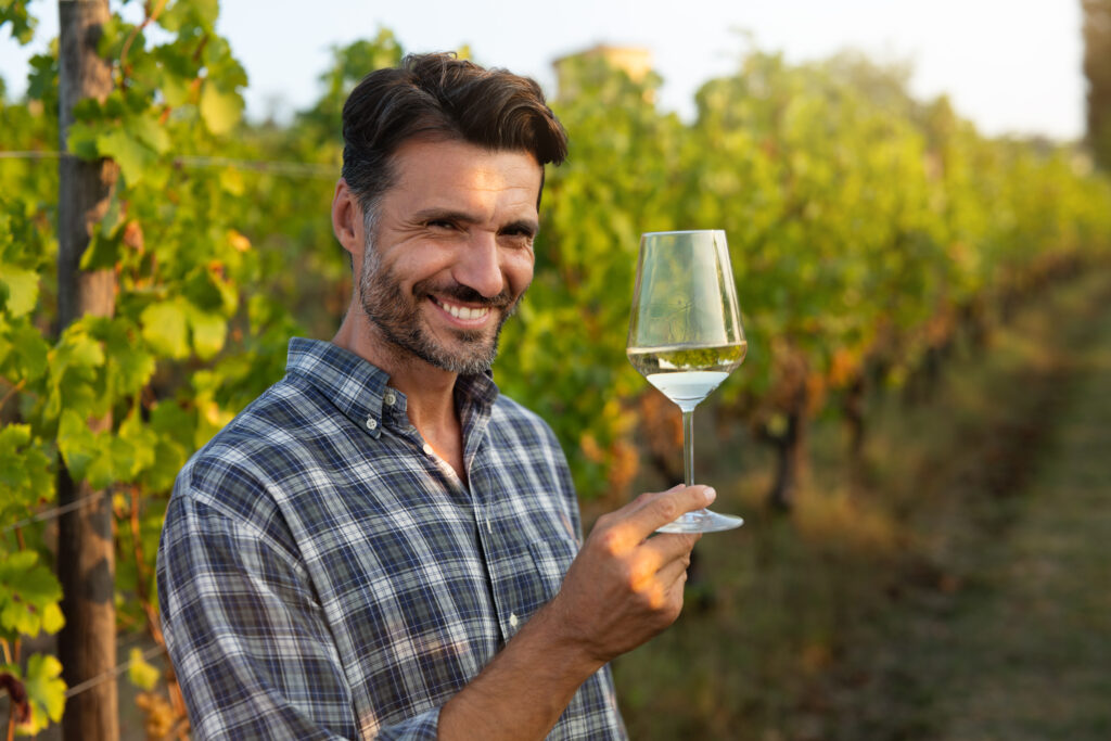 Degustazione di vino in un vitigno toscano