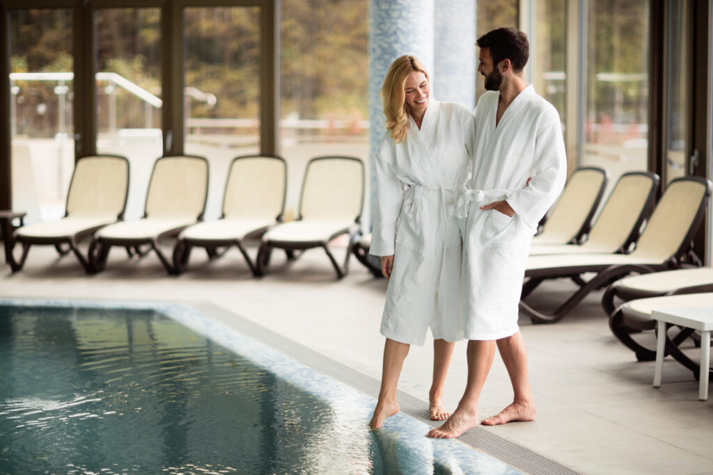 Coppia felice a bordo piscina in Spa