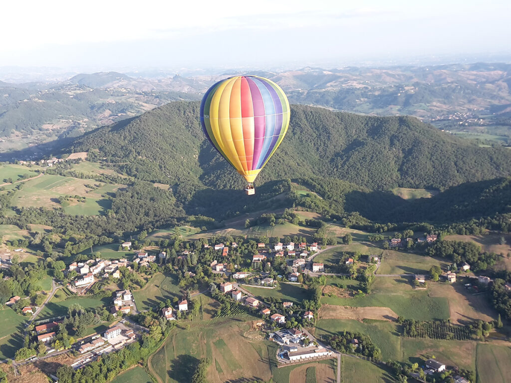 Paesaggio verde con mongolfiera in volo