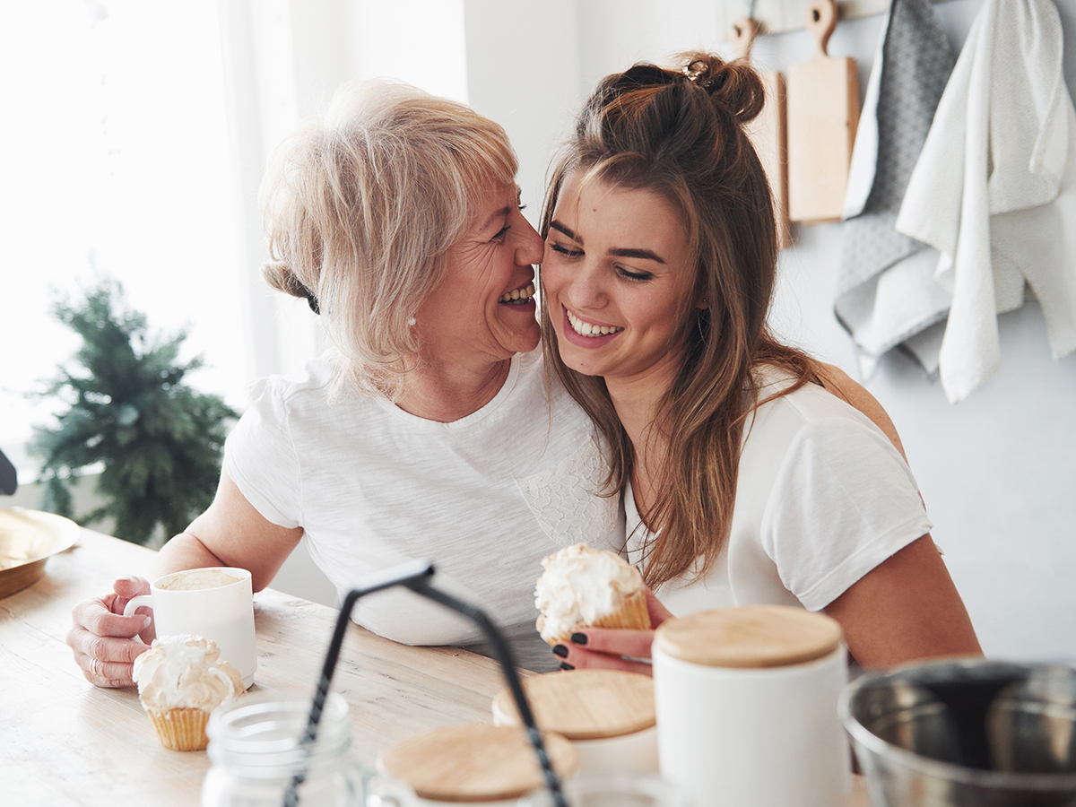 Divertimento tra mamma e figlia al mattino