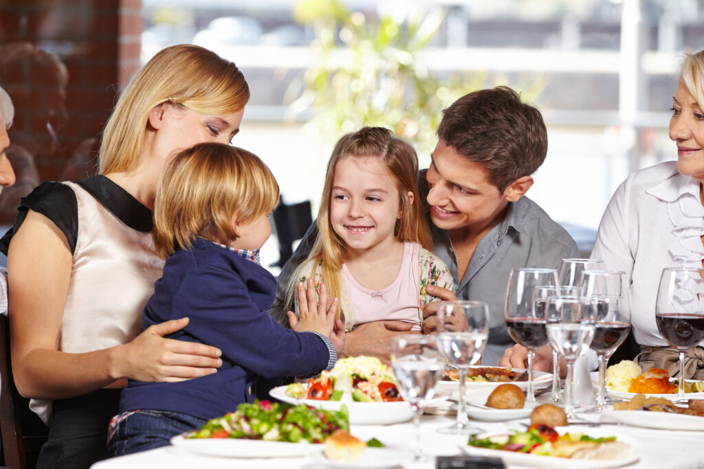 Cena di famiglia al ristorante