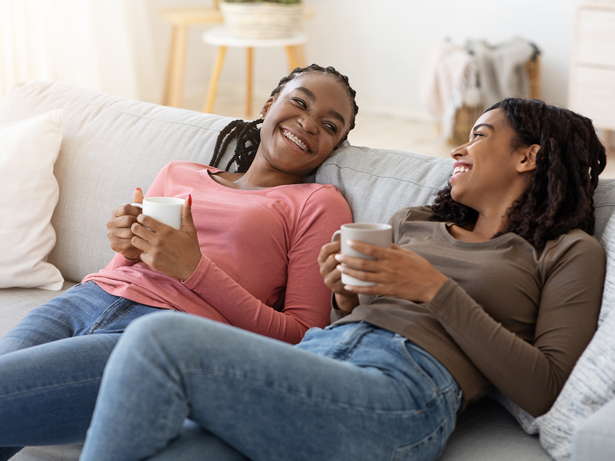 Un momento di pausa tra madre e figlia