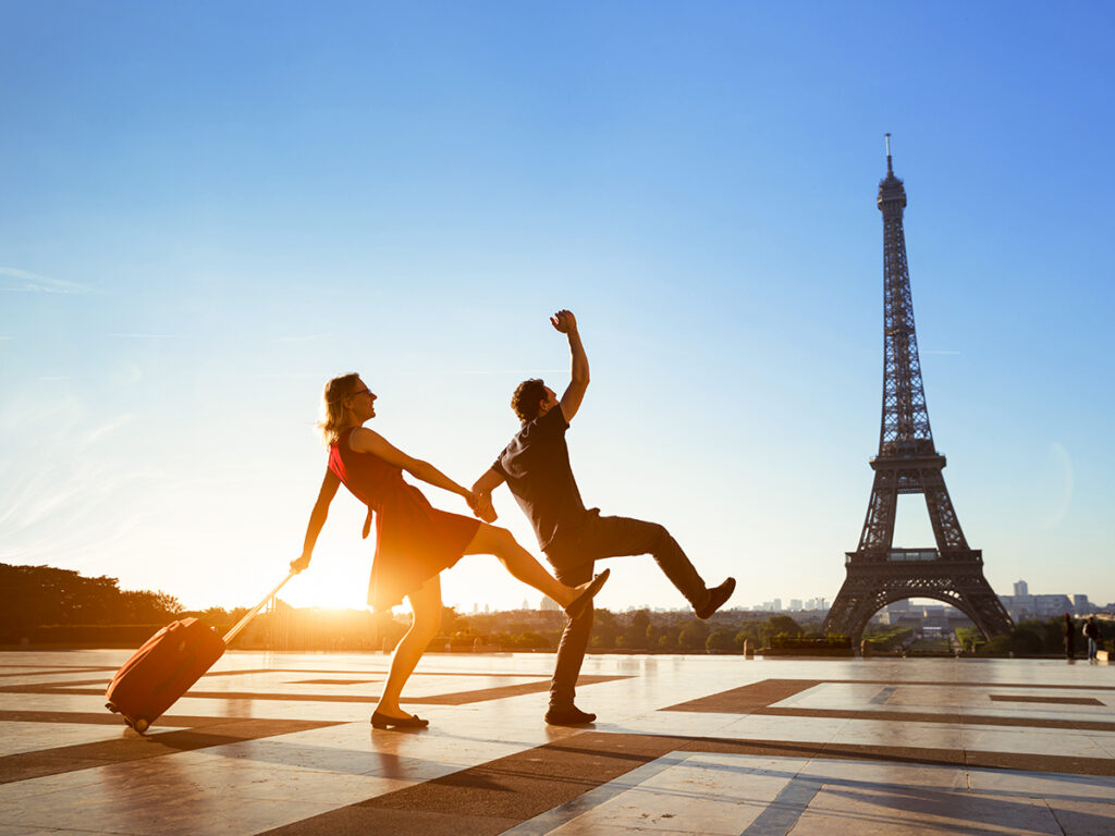 Coppia divertente davanti alla Torre Eiffel