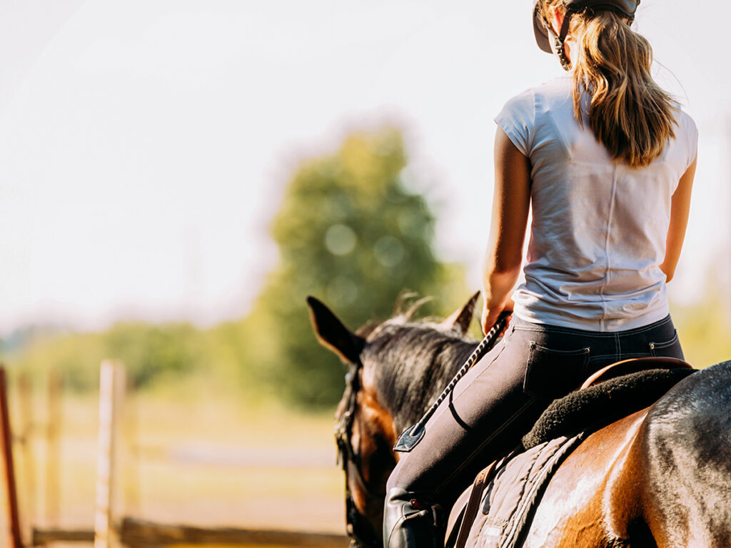 Donna in sella a un cavallo