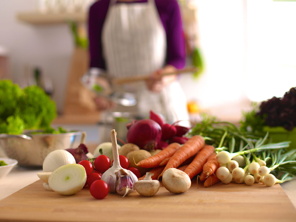 Donna a casa che cucina