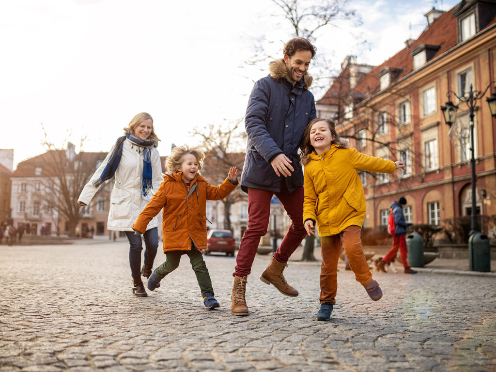 giovane famiglia che si diverte