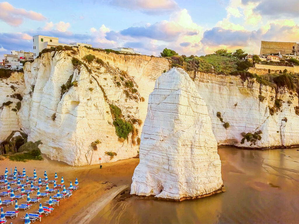 L'isolotto di Pizzomunno in Puglia al tramonto