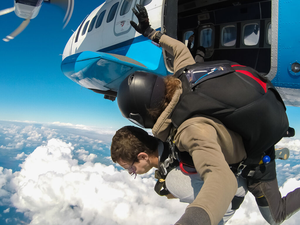 Elettrizzante salto dall'aereo