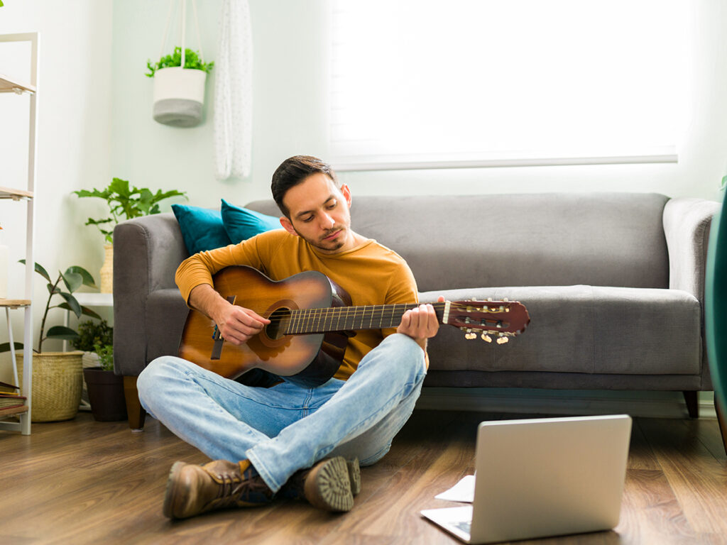 Ragazzo che suona la chitarra a casa