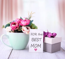 Fiori e regalo per la festa della mamma