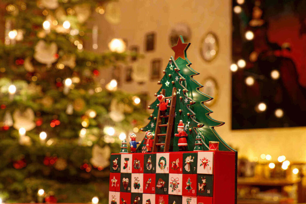 Calendario dell'avvento personalizzato sotto l'albero di natale