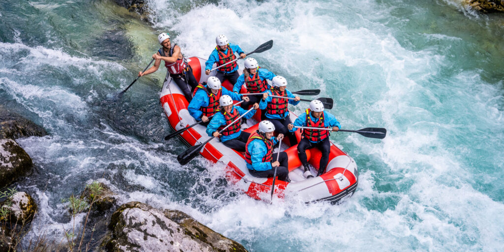 discesa di rafting in gruppo nel fiume