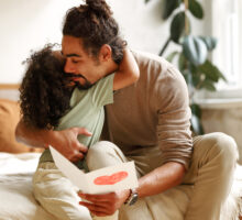 Una bimba regala un biglietto di auguri per la festa del papà