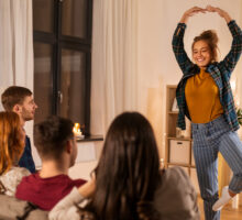 Gruppo di amici gioca a Capodanno