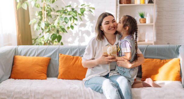 Cosa fare a casa per la festa della mamma? 10 idee per sorprenderla (senza uscire)
