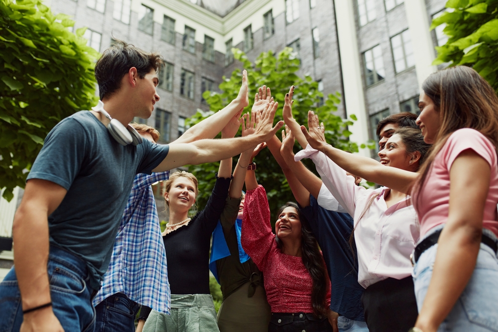 Un gruppo di adolescenti si dà il cinque