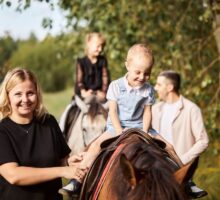 mamma a cavallo con figli per la festa della mamma